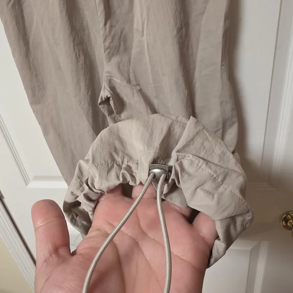​A New Day High-Rise Parachute Pants – Beige Talla 8 - Picture 7 of 9